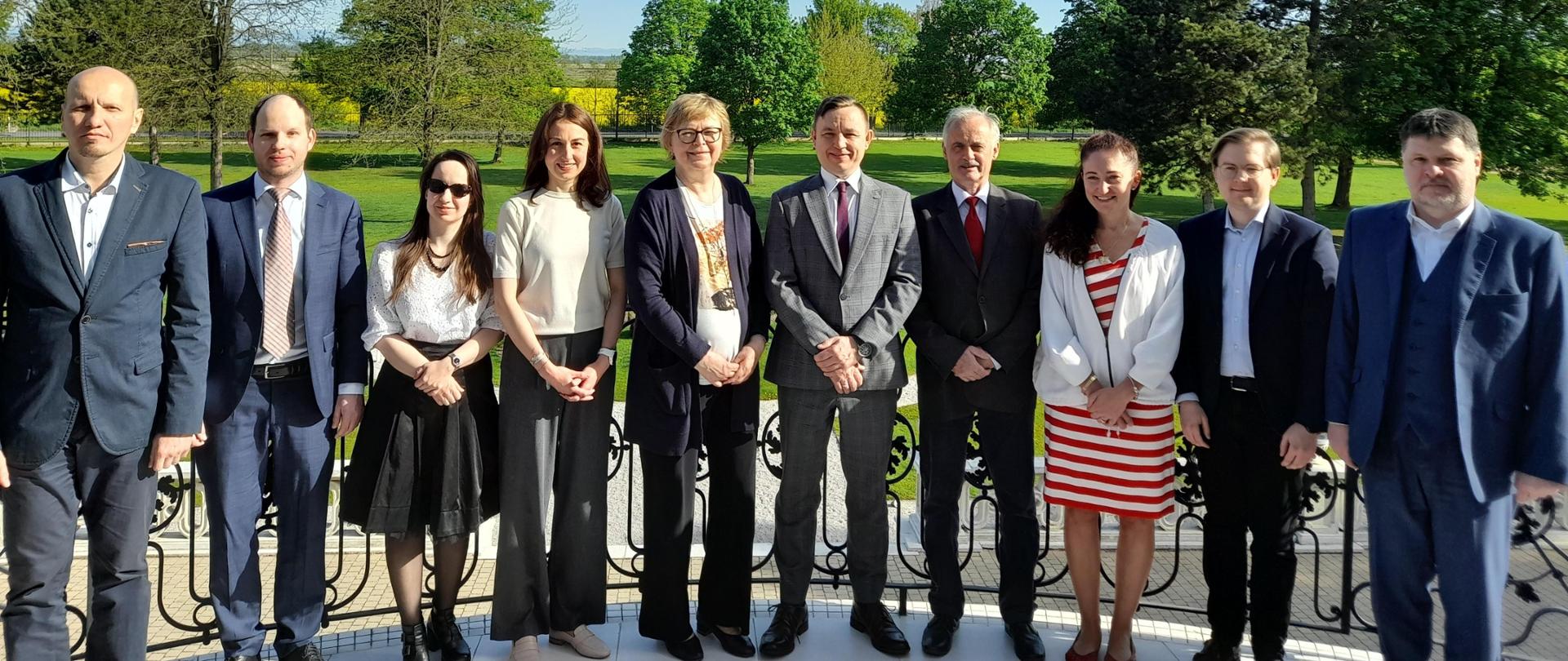 Spotkanie przedstawicieli słowackiego i polskiego dozoru jądrowego: zdjęcie grupowe uczestników spotkania.