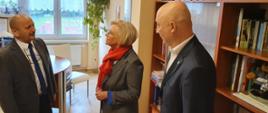 Wiceminister Marzena Machałek z wizytą w Zgorzelcu, wiceminister Marzena Machałek w towarzystwie kierownictwa Młodzieżowego Ośrodka Socjoterapii, stoją obok siebie w jednej z sal ośrodka.