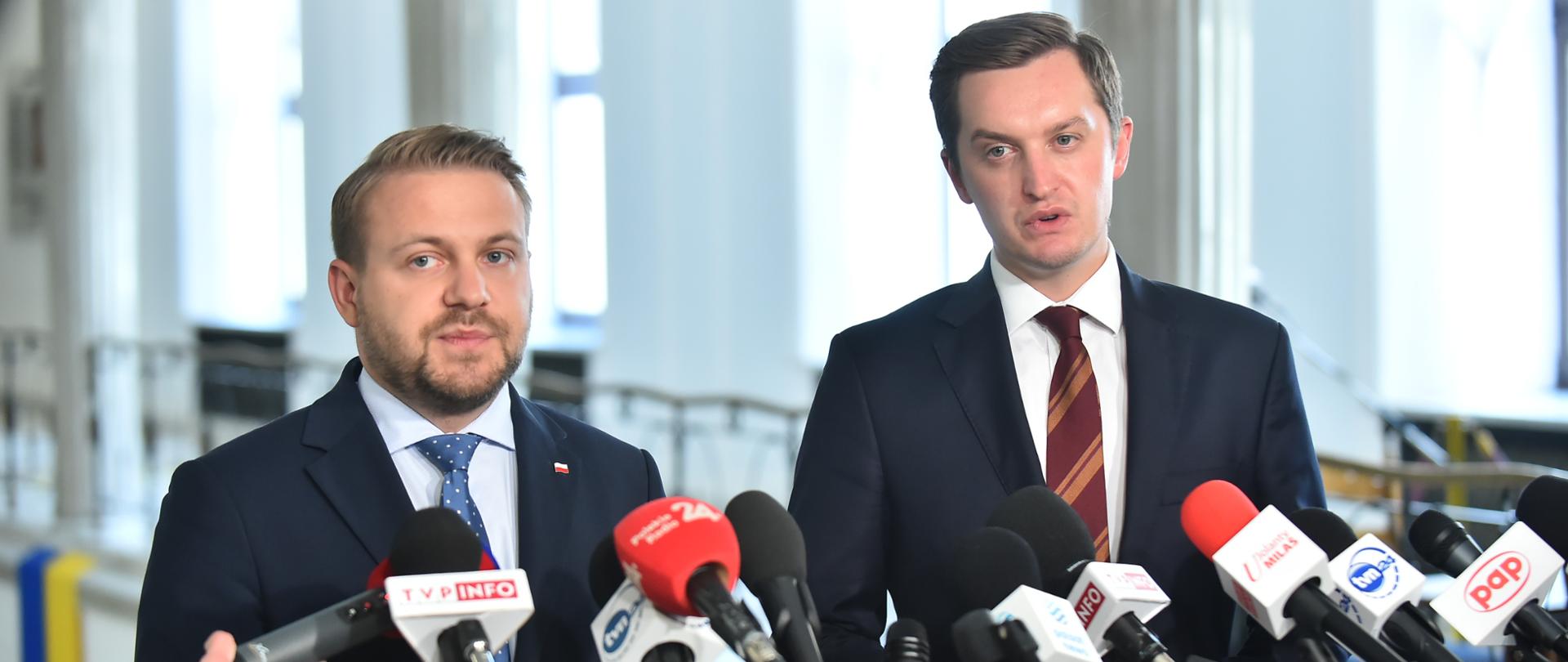 Konferencja prasowa w Sejmie z udziałem wiceministra sprawiedliwości Sebastiana Kalety oraz wiceministra klimatu i środowiska Jacka Ozdoby
