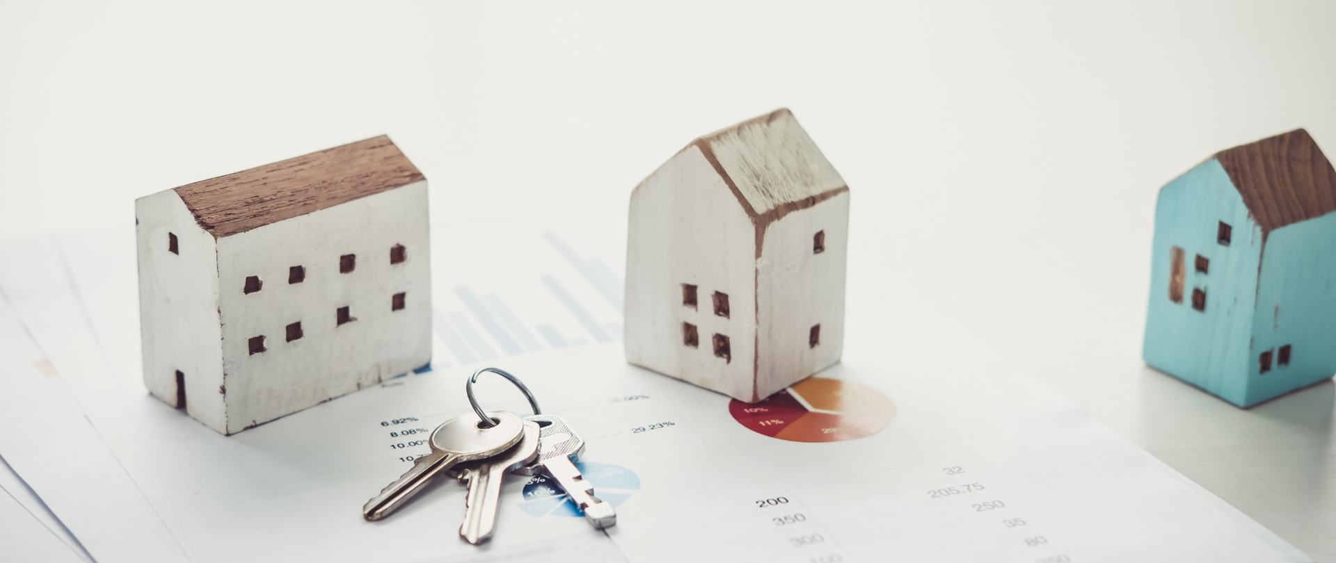 miniatury domów stojące na dokumentach