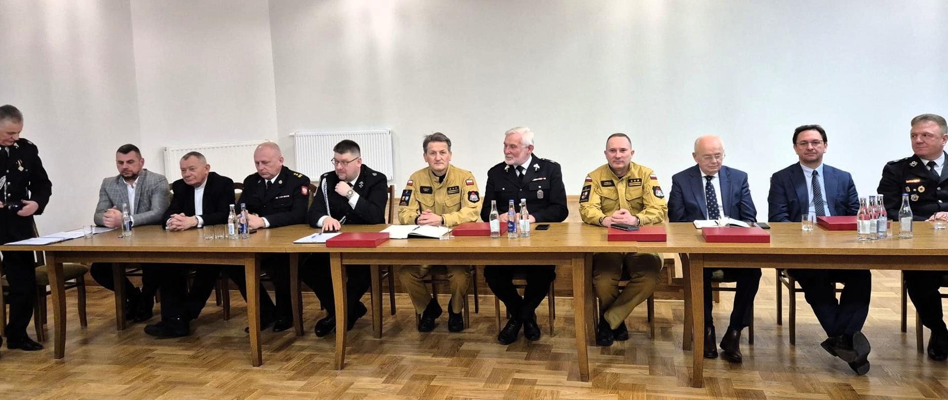 Zdjęcie przedstawia uczestników spotkań sprawozdawczych w jednostkach Ochotniczych Straży Pożarnych.