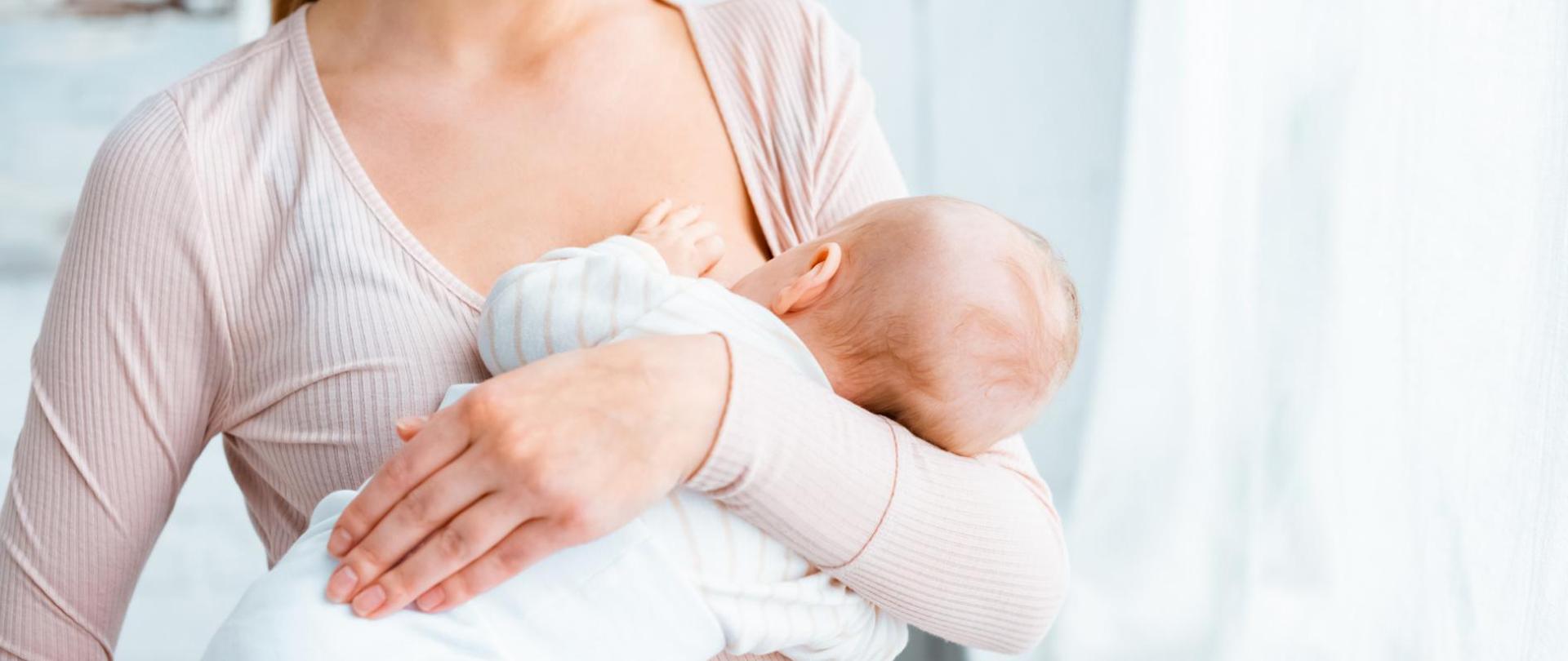 Na zdjęciu jest kobieta karmiąca piersią dziecko.