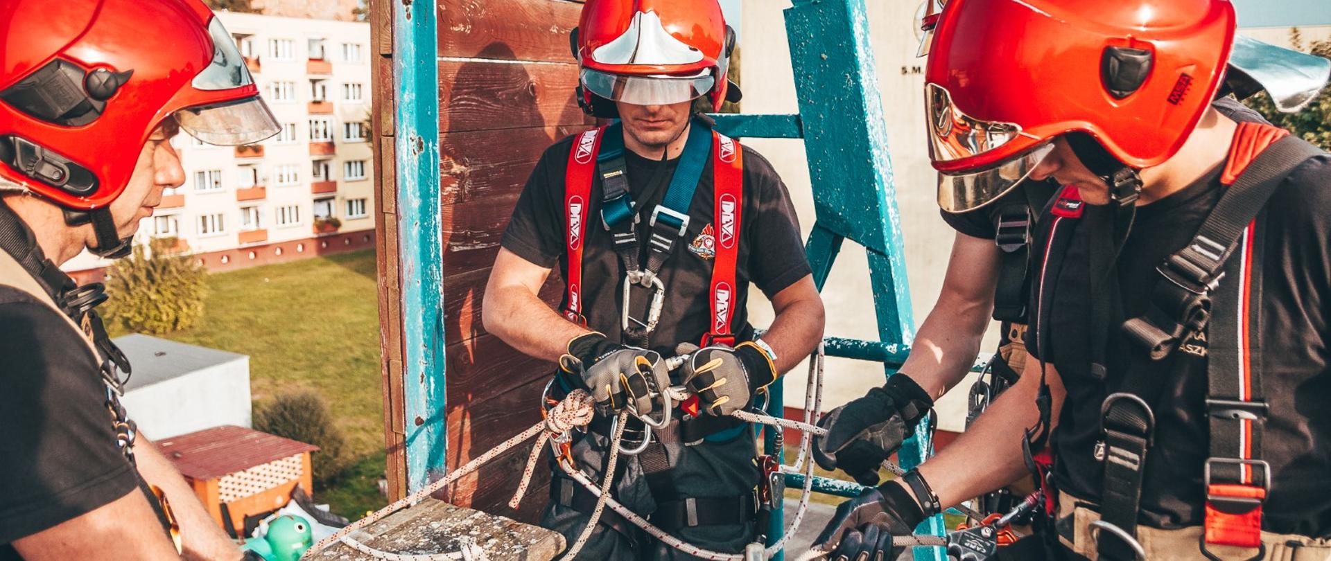 Zdjęcie przedstawia szkolenie wysokościowe dla strażaków.