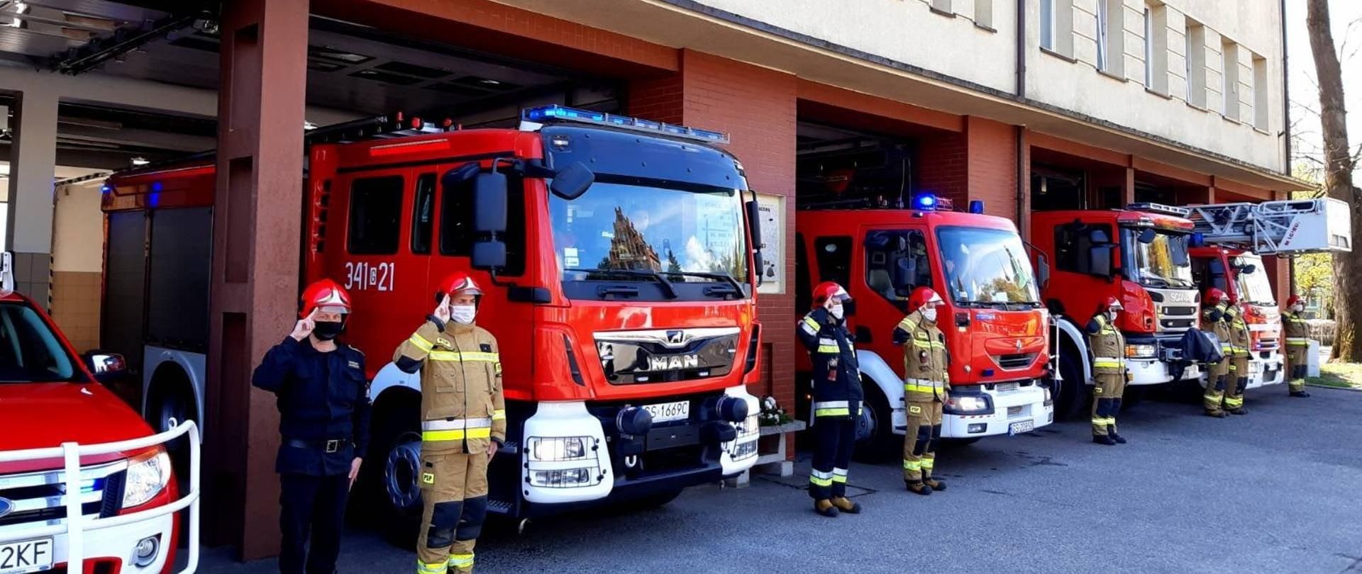 Funkcjonariusze JRG 1 podczas oddawania honoru