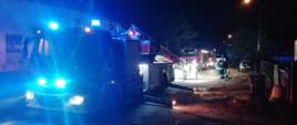 Na zdjęciu widać wozy strażackie podczas działań 
