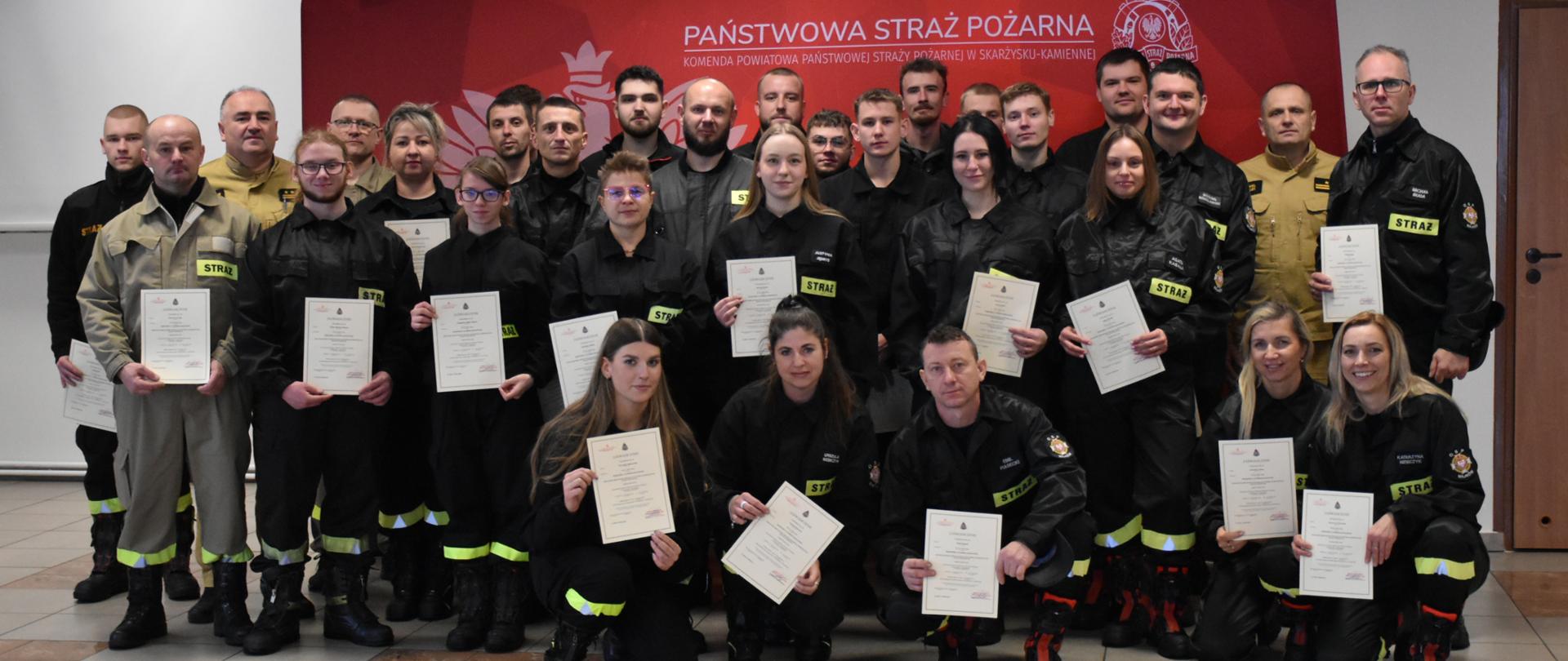 Zdjęcie grupowe absolwentów kursu