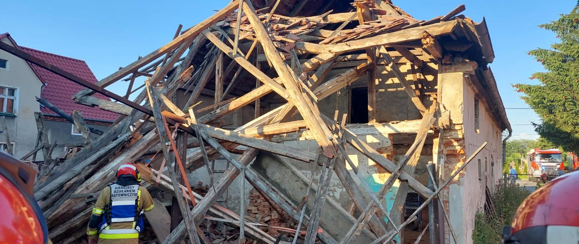 Zawalenie się części dachu oraz ściany budynku na niezamieszkałym domu jednorodzinnym w miejscowości Żłobizna.