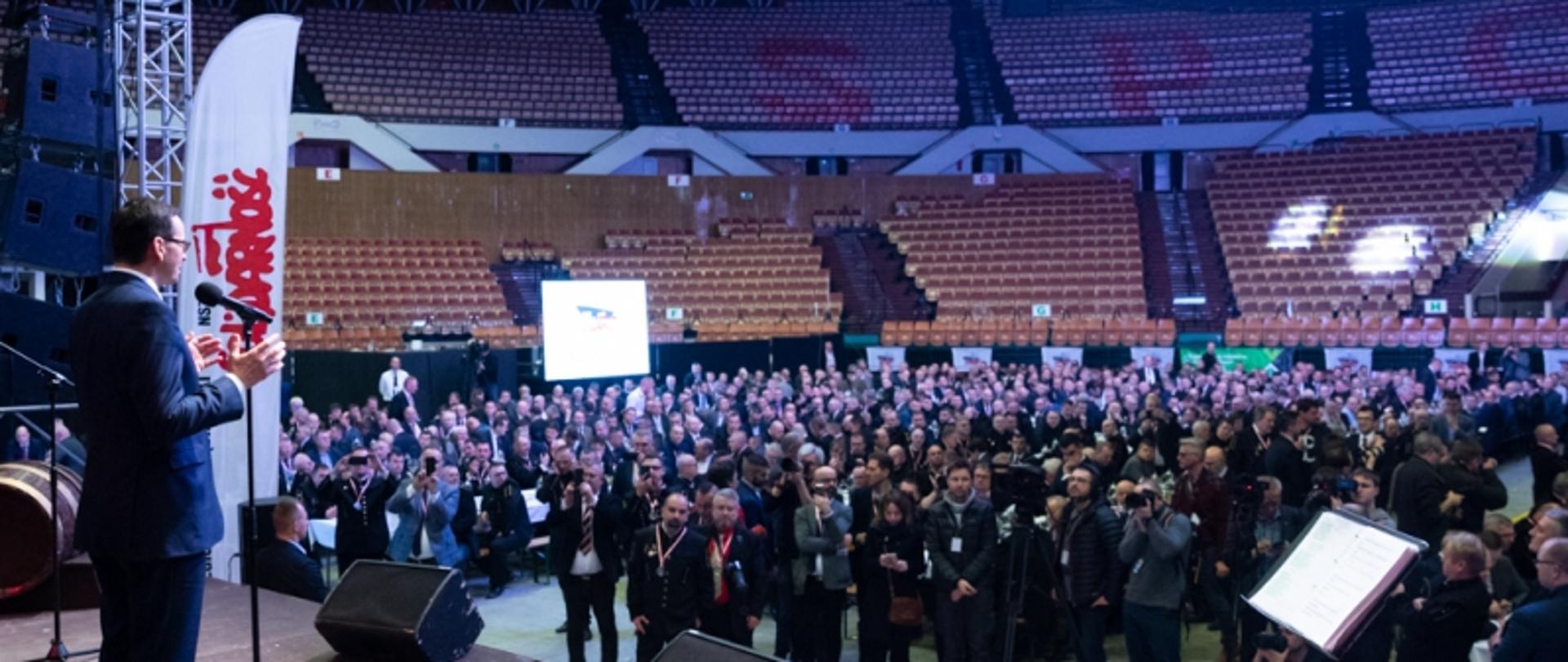 Premier bierze udział w Karczmie Piwnej. 