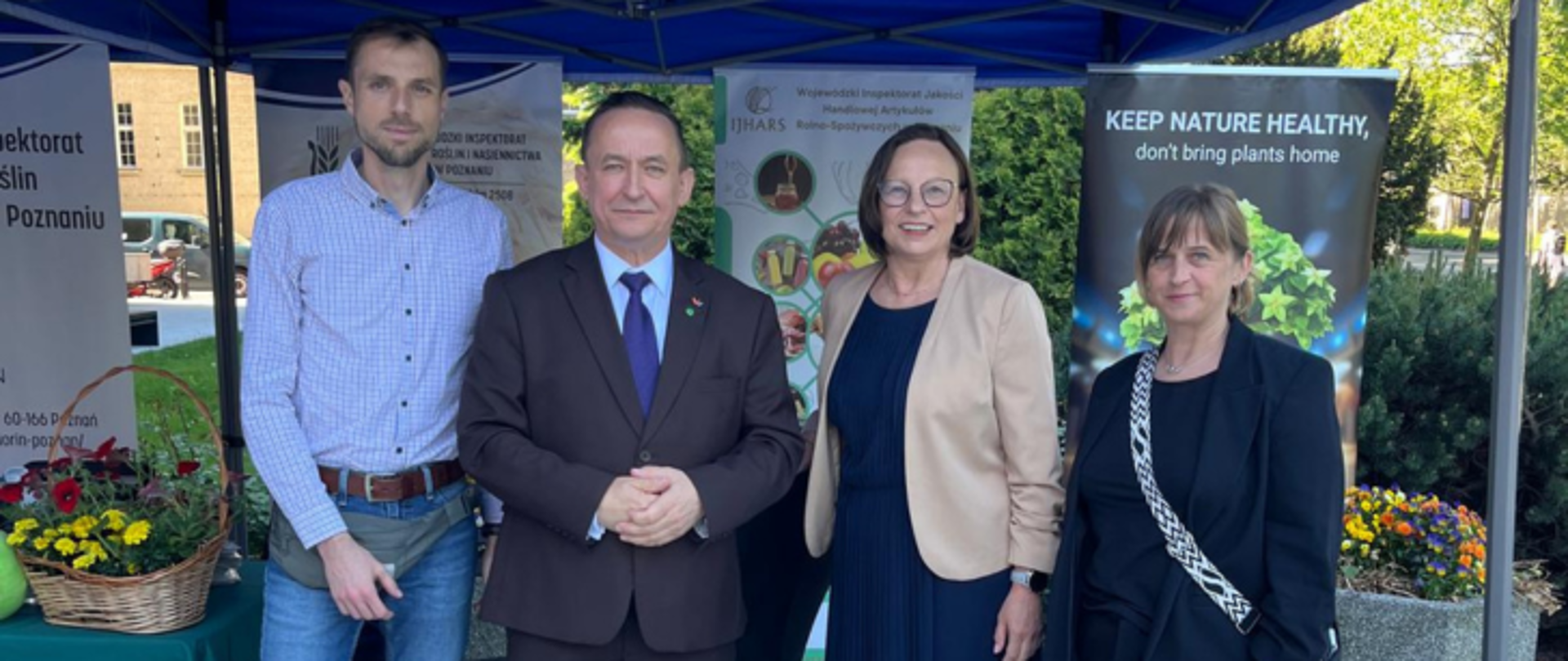 Wicewojewoda Wielkopolski i przedstawiciele WIJHARS na stoisku podczas wydarzenia "Światowy Dzień Pszczół w Poznaniu"