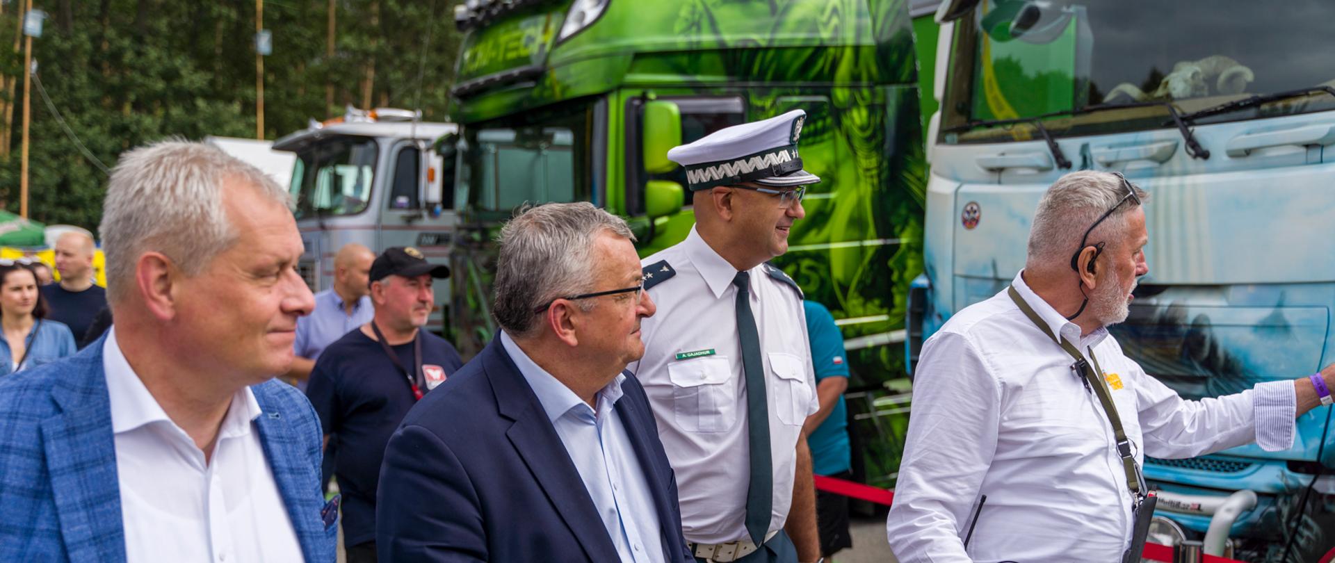 Minister Andrzej Adamczyk, Wojewoda Opolski Sławomir Kłosowski i Główny Inspektor Transportu Drogowego Alvin Gajadhur oglądali z uwagą ciężarówki uczestniczące w 18. edycji Master Truck Show
