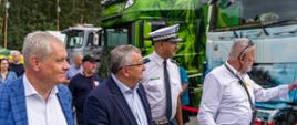 Minister Andrzej Adamczyk, Wojewoda Opolski Sławomir Kłosowski i Główny Inspektor Transportu Drogowego Alvin Gajadhur oglądali z uwagą ciężarówki uczestniczące w 18. edycji Master Truck Show
