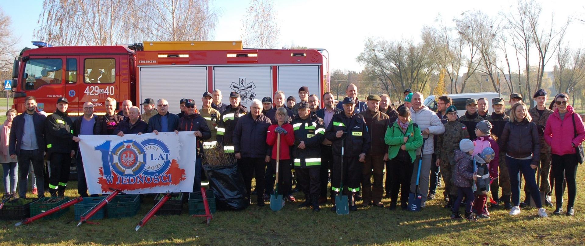 Zdjęcie grupowe uczestników akcji sadzenia drzew.