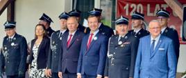 Kilka osób stoi 