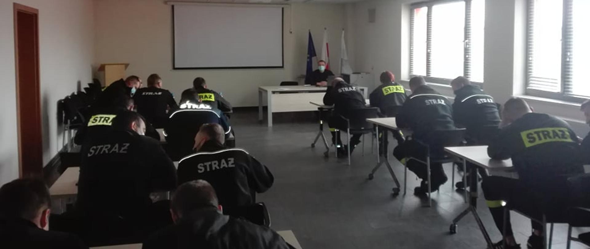 Strażacy piszący egzamin