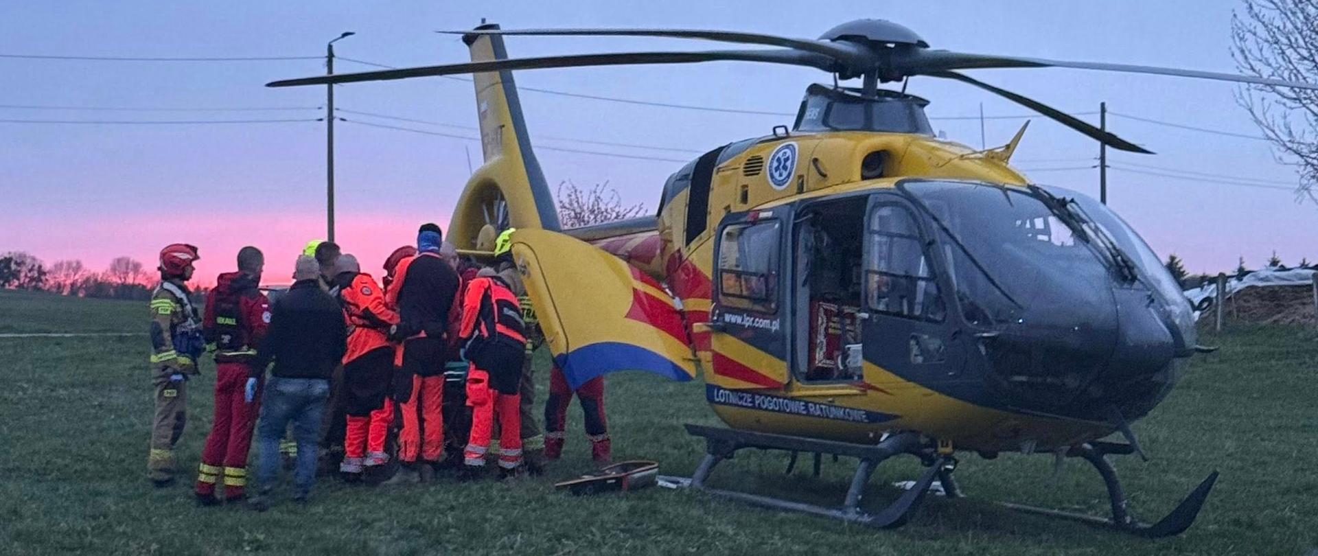 Na zdjęciu widać śmigłowiec LPR, funkcjonariuszy PSP, druhów OSP oraz ratowników.