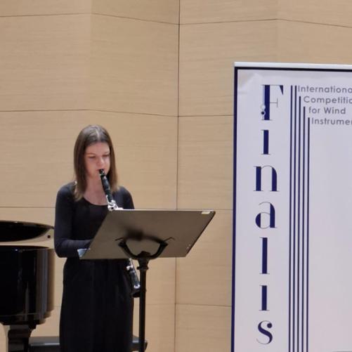 Zuzia Wziętek grająca na klarnecie podczas występu na szóstym Międzynarodowym Konkursie Instrumentów Dętych Finalis w Białymstoku.