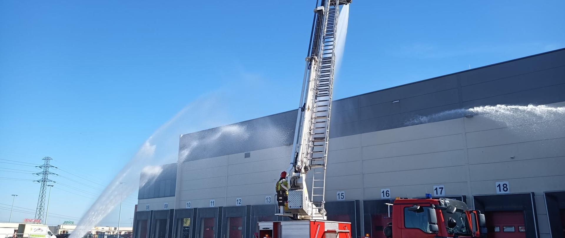 Podawanie wody z podnośników na halę