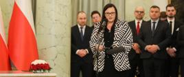 Minister Małgorzata Jarosińska-Jedynak składa słowa przysięgi po otrzymaniu nominacji na ministra funduszy i polityki regionalnej, minister stoi przy mikrofonie