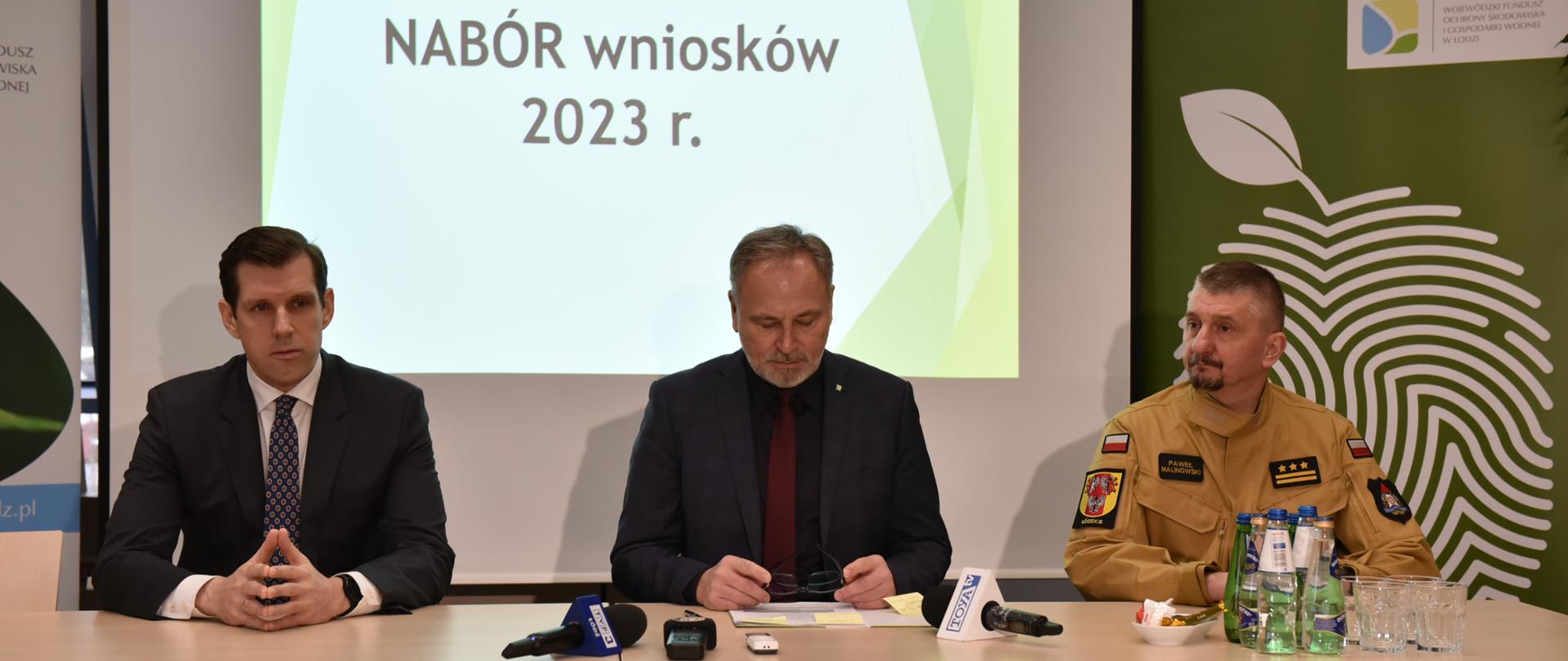 od lewej Tobiasz Bocheński, Wojciech Miedzianowski st. bryg. Paweł Malinowski siedzą przy stole w czasie briefingu prasowego