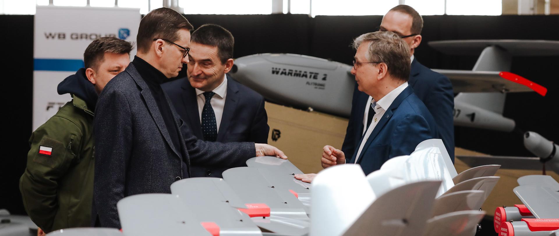 Premier Mateusz Morawiecki zwiedza firmę.