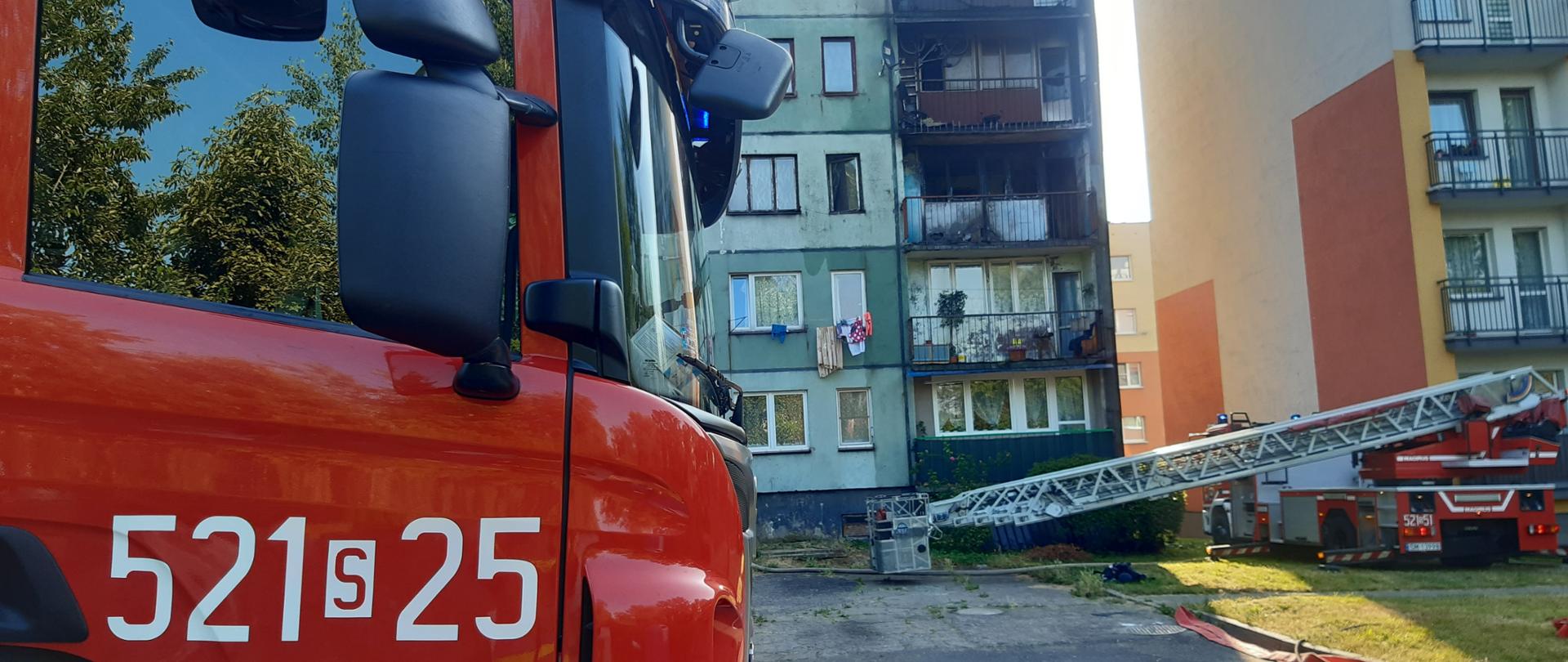 Widok samochodów ratowniczo - gaśniczych i miejsca pożaru 