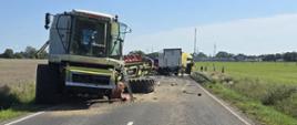 Kombajn zbożowy po zderzeniu z samochodem ciężarowym na drodze krajowej nr 62 w miejscowości Kobylniki gm. Kruszwica