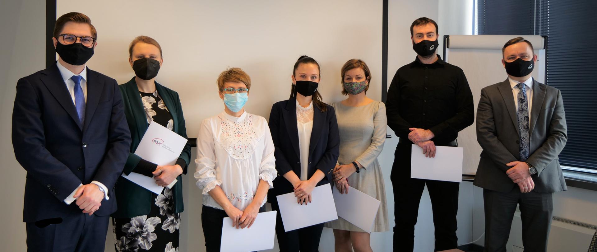 Prezes PAA dr Łukasz_Młynarkiewicz stoi obok pięciu inspektorów dozoru jądrowego