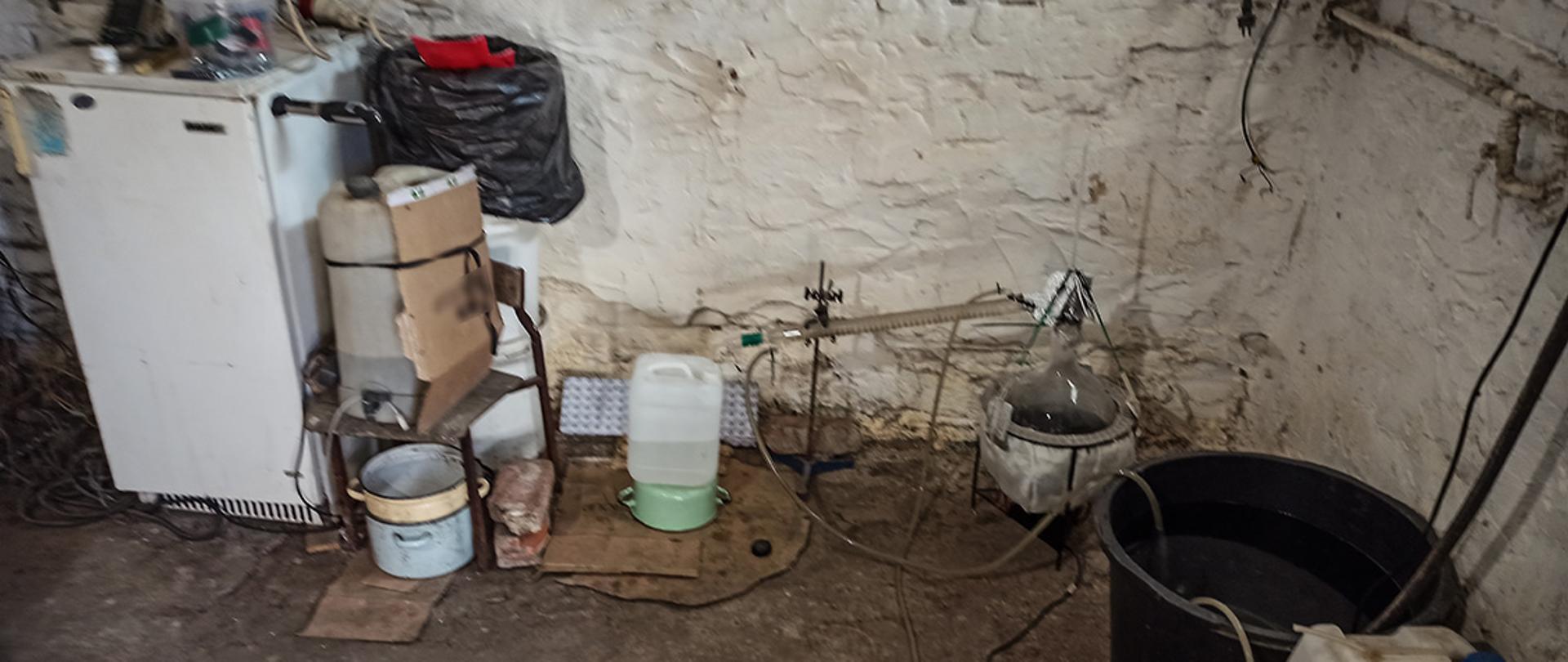 Pomorski pion PZ PK zlikwidował laboratorium BMK i zabezpieczył 3 tony chemikaliów do produkcji narkotyków