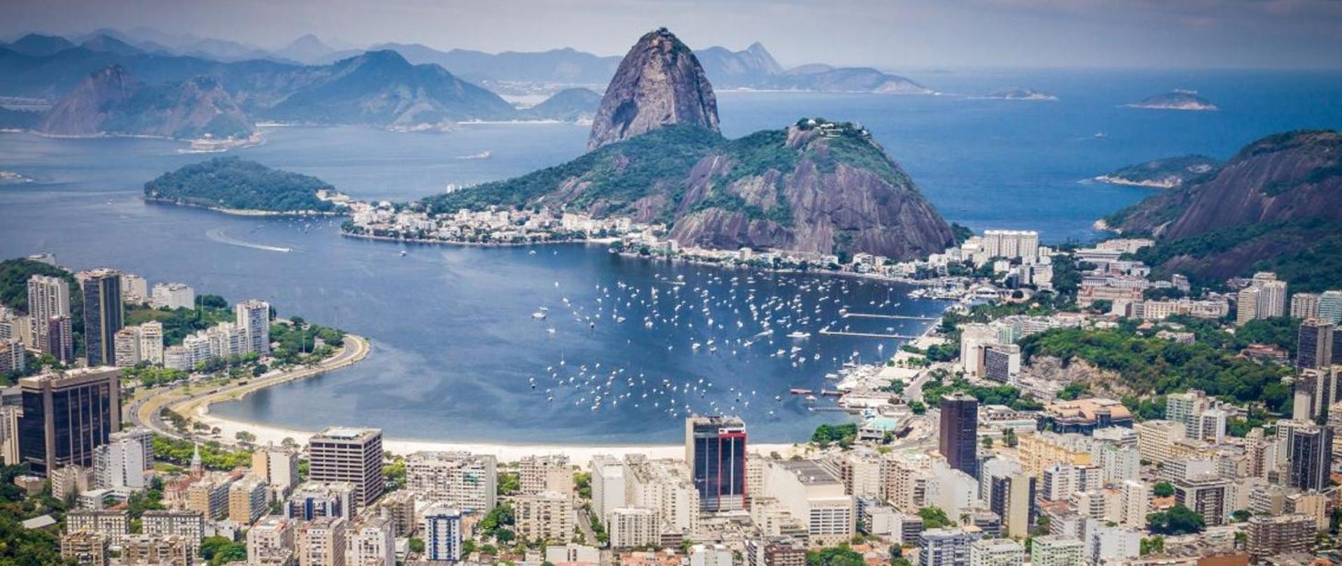 Obrazek przedstawia morze i góry w otoczeniu nadmorskiego miasta.