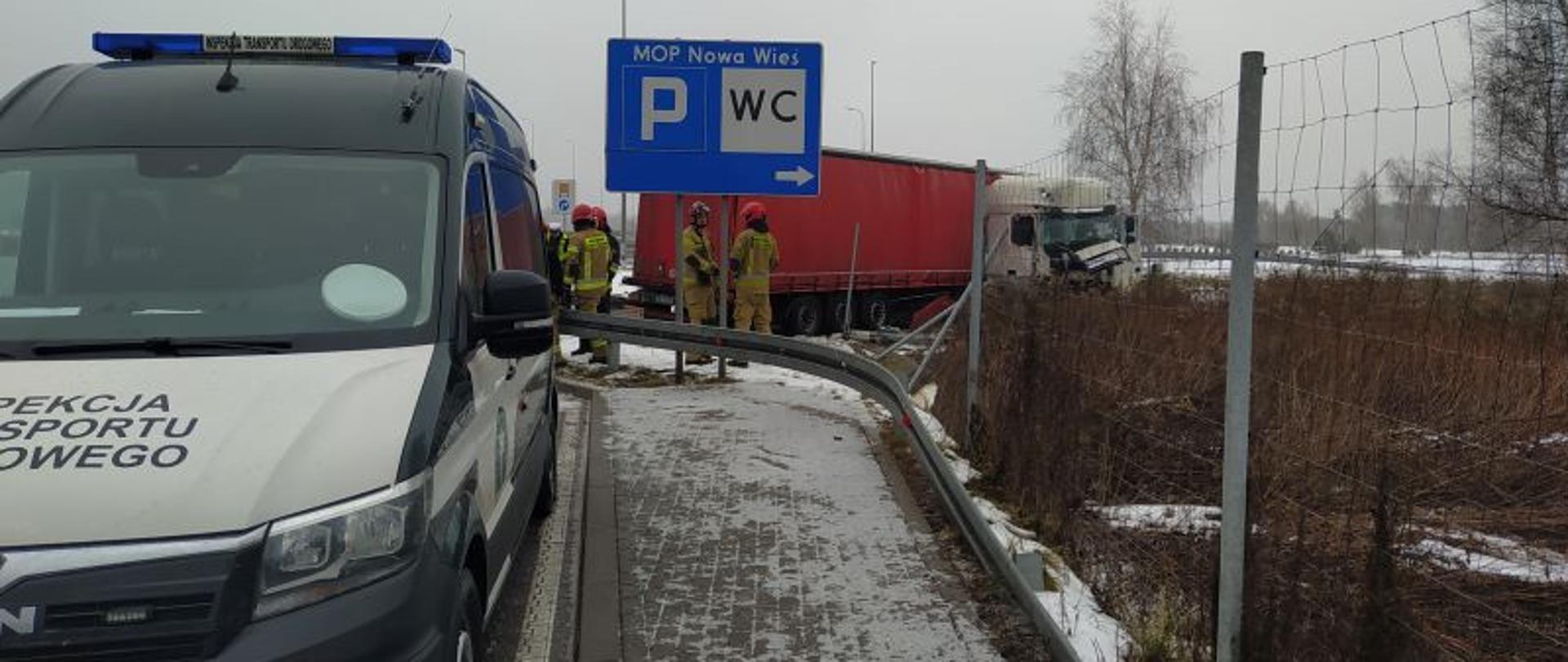 Widok pojazdu służbowego ITD w miejscu zdarzenia drogowego