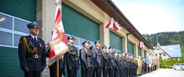 Strażacy ubrani wyjściowo ze sztandarem
