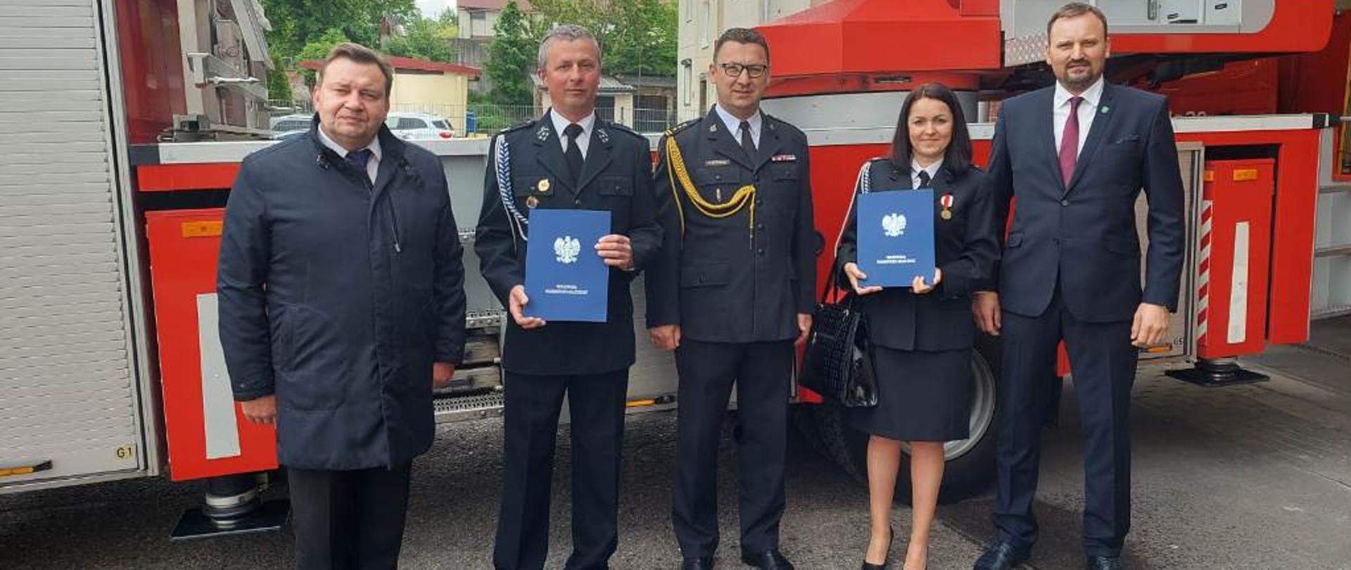 Ostródzki Komendant Powiatowy PSP, Wójt Gminy Grunwald, Zastępca Wójta Gminy Ostróda oraz Prezesi OSP Gierzwałd i OSP Durąg prezentują wręczone promesy.