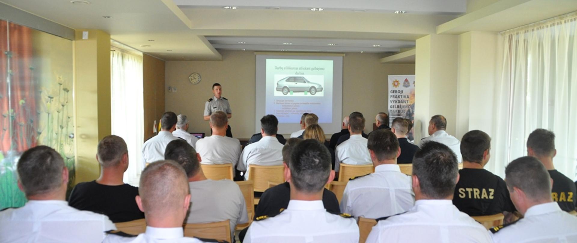 Strażacy siedzący na sali wykładowej podczas szkolenia