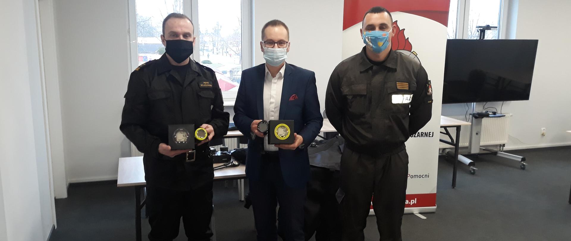 Burmistrz miasta Iławy w trakcie przekazania sprzętu dla strażakom. 