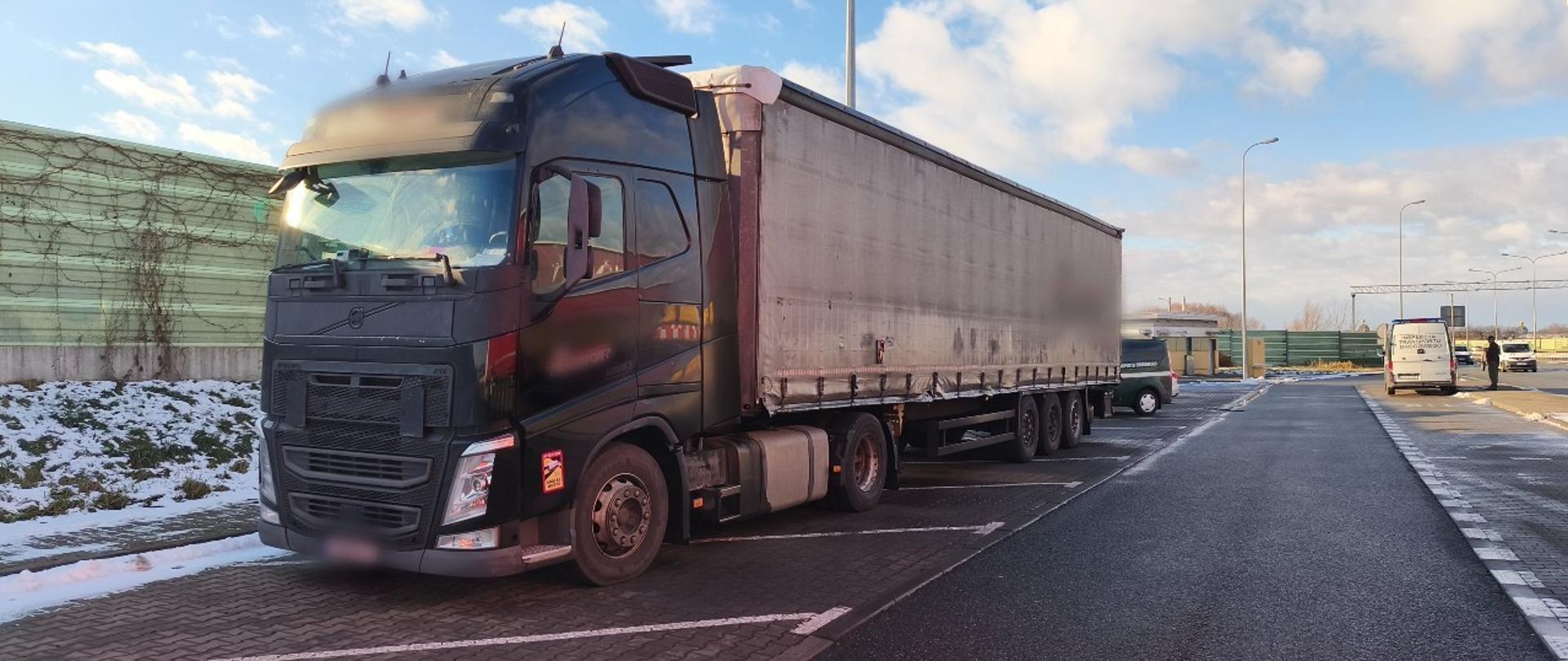 Kontrola na autostradzie A2 - na zdjęciu zespół pojazdów - ciągnik samochodowy z naczepą