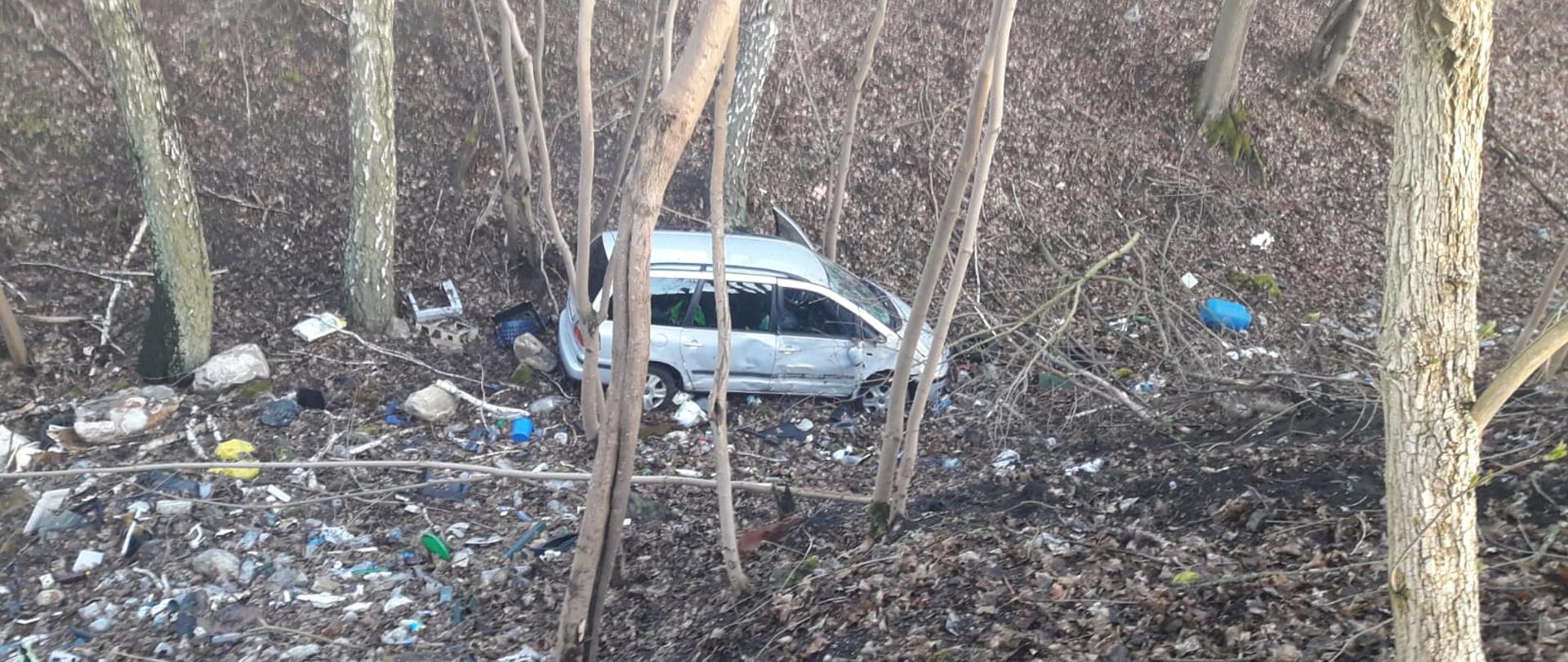 Samochód który zjechał ze skarpy