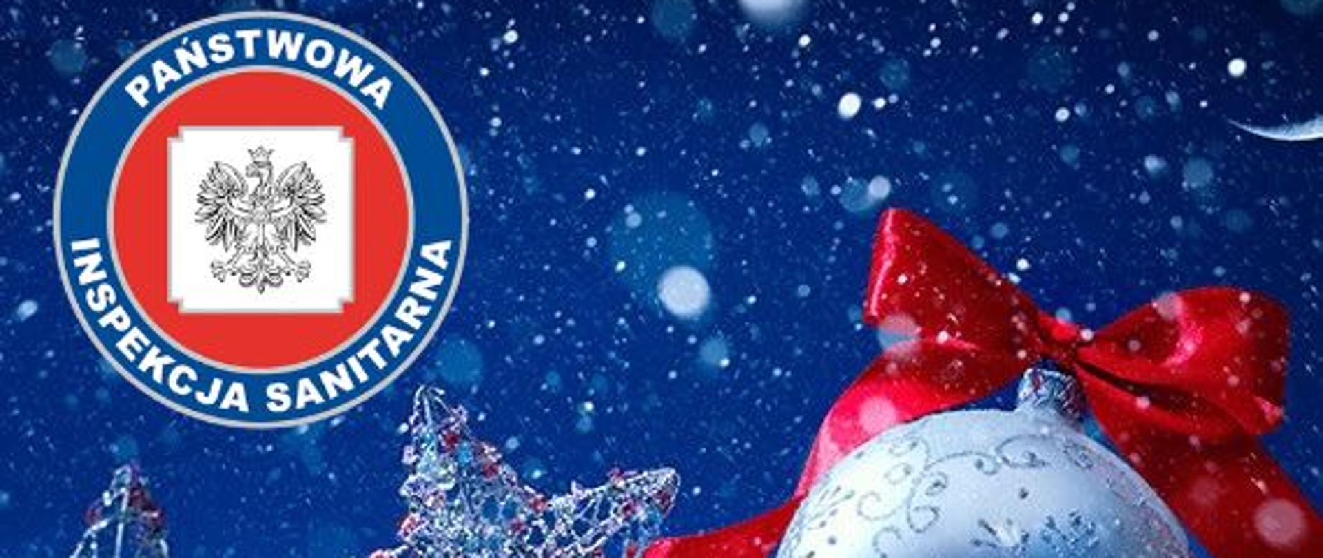 Ilustracja przedstawia kartę życzeń Bożo Narodzeniowych. W lewym górnym rogu logo Państwowej Inspekcji Sanitarnej na tle gwieździstego nieba, na pierwszym planie ozdoby choinkowe. Tekst: Wesołych Świąt Bożego Narodzenia życzy Państwowy Powiatowy Inspektor Sanitarny w Przysusze Magdalena Kołodziejska oraz pracowny Powiatowej Stacji Sanitarno-Epidemiologicznej w Przysusze