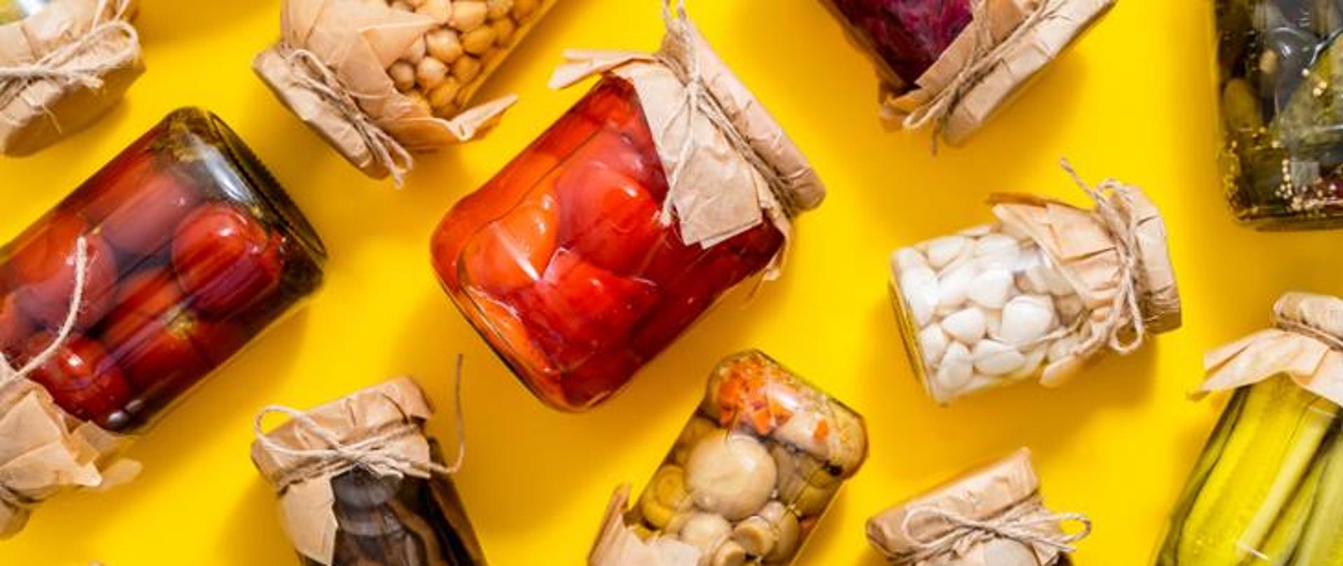 konserwacja żywności - zdjęcie słoików z przetworami