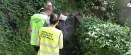 Inspektor Inspekcji Ochrony Środowiska oraz dwóch pracowników Centralnego Laboratorium Badawczego podczas poboru wody z zanieczyszczonego cieku