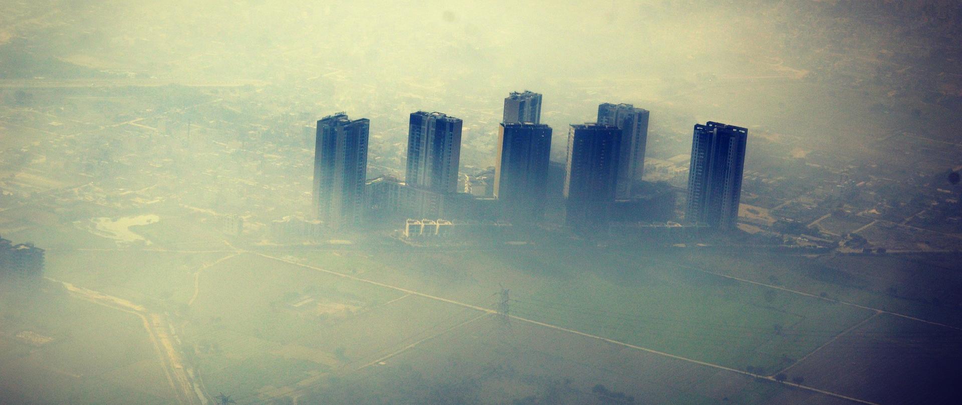 Zdjęcia przedstawia miasto w smogu.