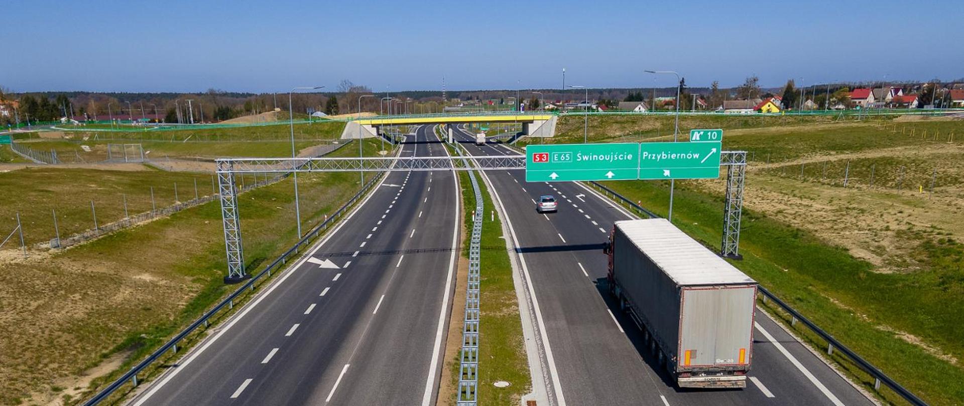 Zdjęcie lotnicze dwujezdniowej drogi ekspresowej