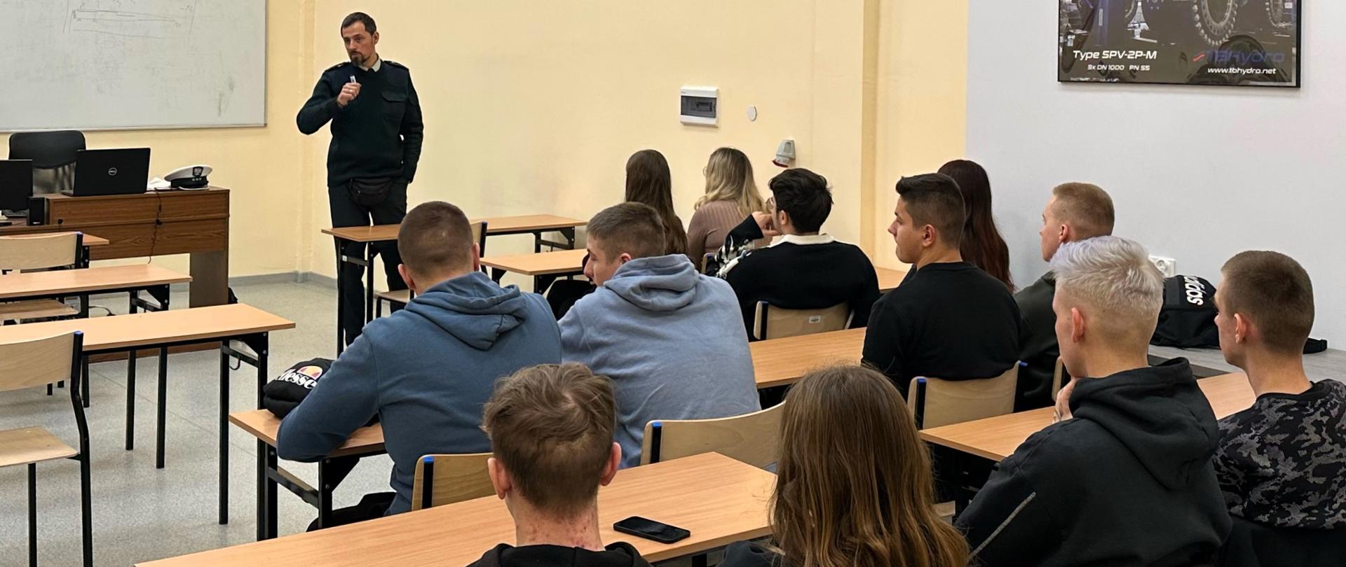 W Zespole Szkół nr 1 w Wągrowcu jeden z wielkopolskich inspektorów transportu drogowego prowadził prelekcję dotyczącą czasu pracy kierowców