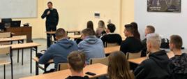 W Zespole Szkół nr 1 w Wągrowcu jeden z wielkopolskich inspektorów transportu drogowego prowadził prelekcję dotyczącą czasu pracy kierowców