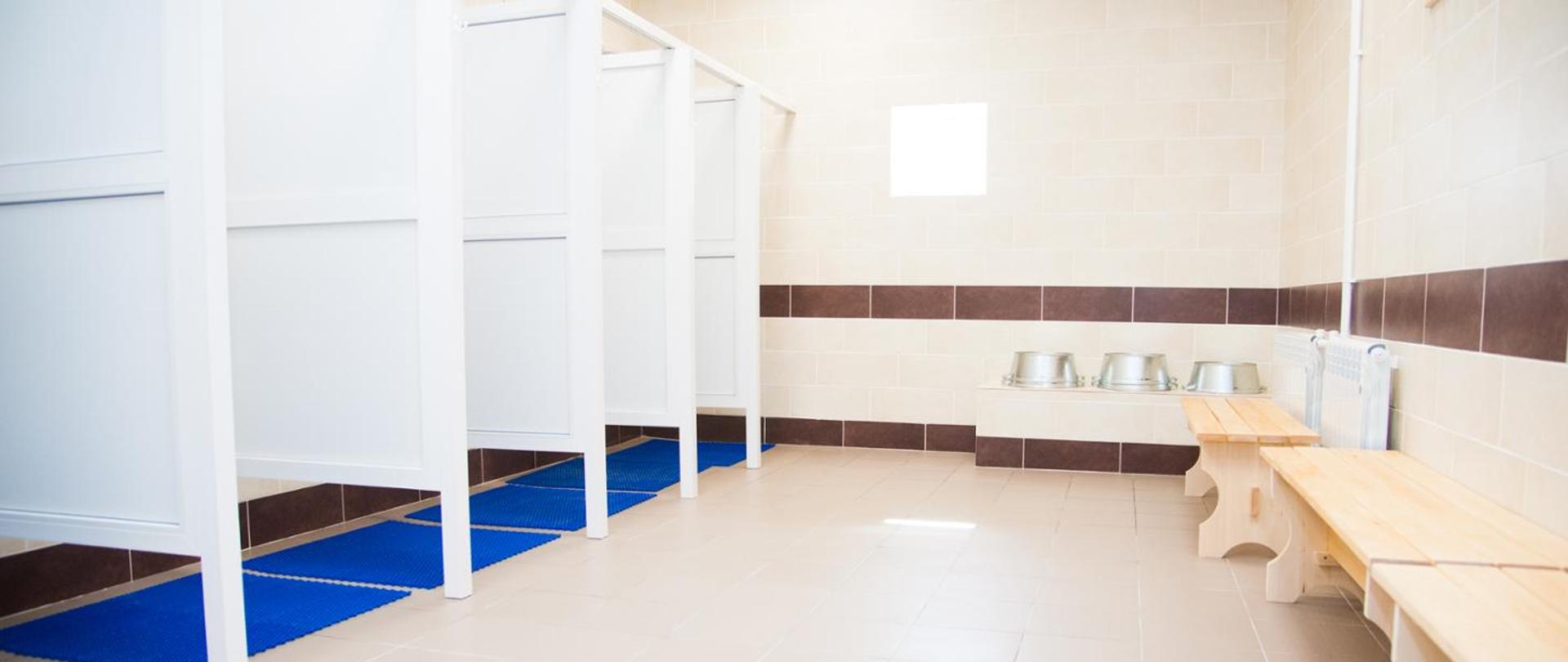 Pomieszczenie sanitarne z prysznicami