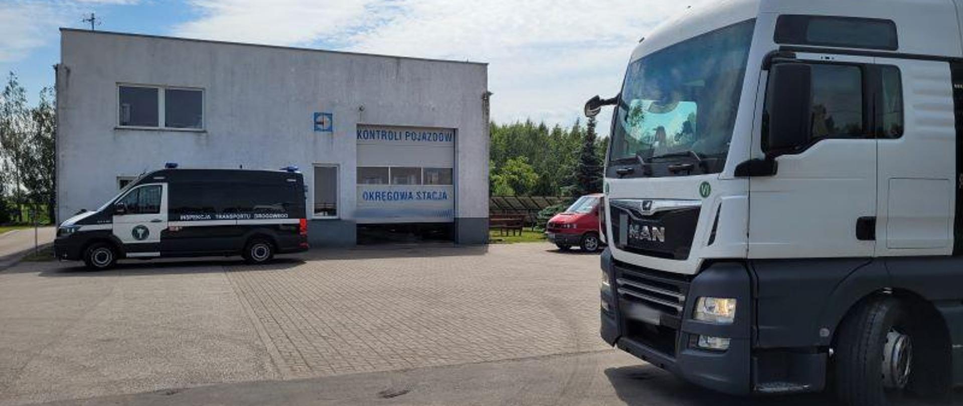 Widok kontrolowanego pojazdu na tle stacji kontroli pojazdów oraz pojazdu ITD