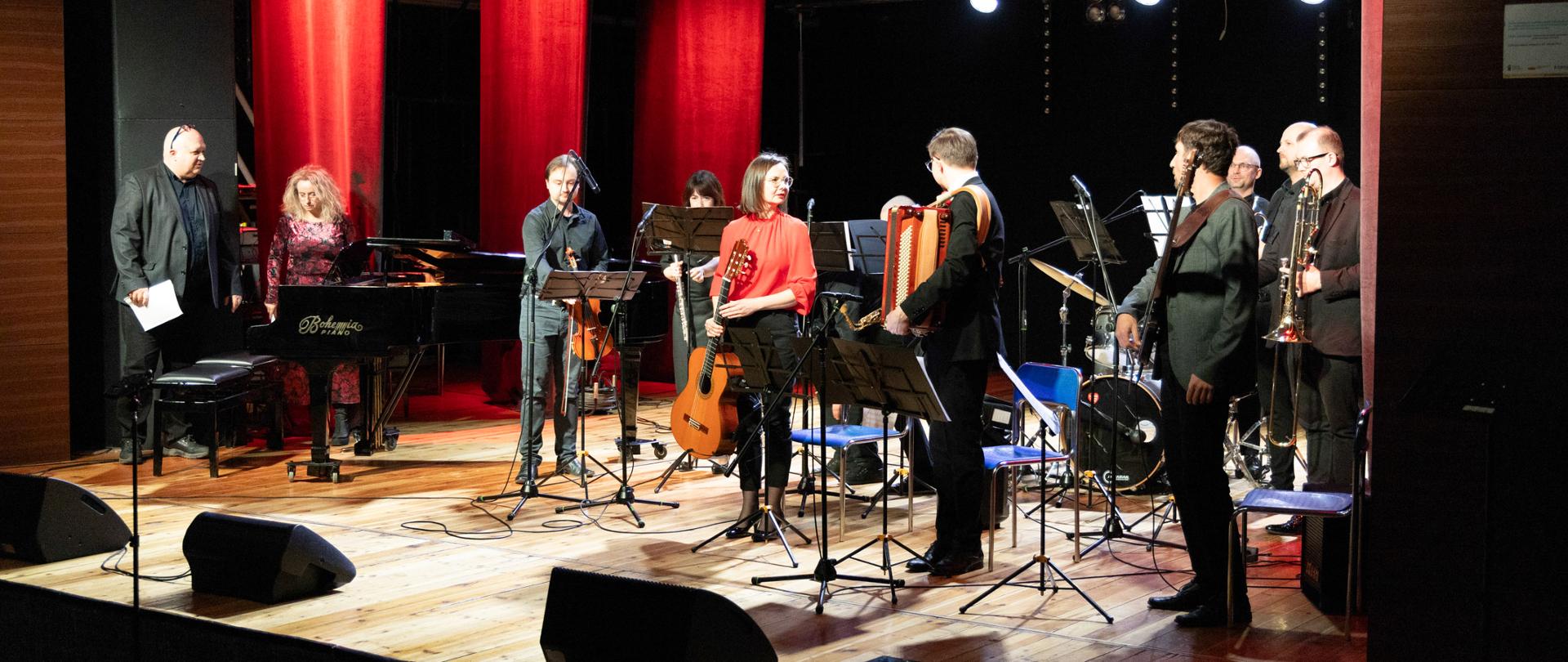 Koncert Noworoczny 2025. Przygotowania do występu zespołu nauczycieli.