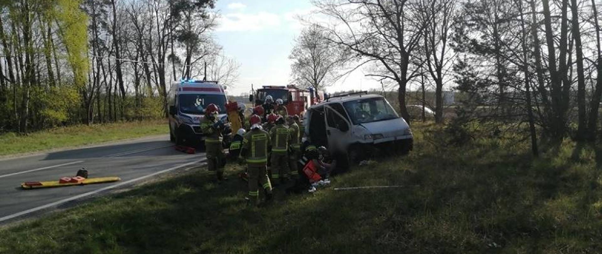 Na zdjęciu ratownicy JOP oraz PRM 