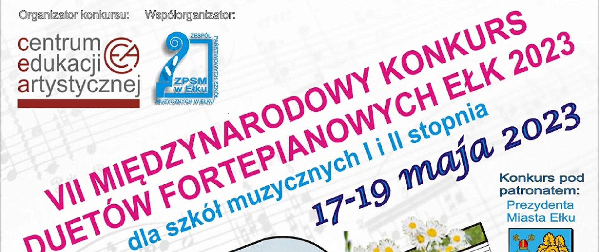 Grafika zawiera informacje o VII Międzynarodowym Konkursie Duetów Fortepianowych. Logo konkursu w części centralnej stanowią rzuty fortepianów z góry wypełnione wiosennymi kwiatami - makami i stokrotkami. W górnym lewym rogu znajduje się logo Centrum Edukacji Artystycznej i Zespołu Państwowych Szkół Muzycznych. Tło stanowi blady zapis nutowy. Na dole kolorowe napisy informacyjne.