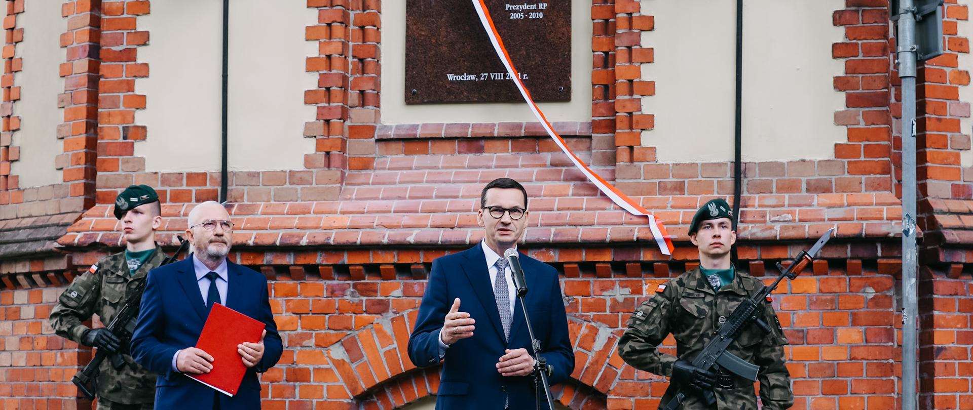 Premier Mateusz Morawiecki podczas uroczystego odsłonięcia tablicy upamiętniającej śp. Prezydenta Lecha Kaczyńskiego we Wrocławiu.