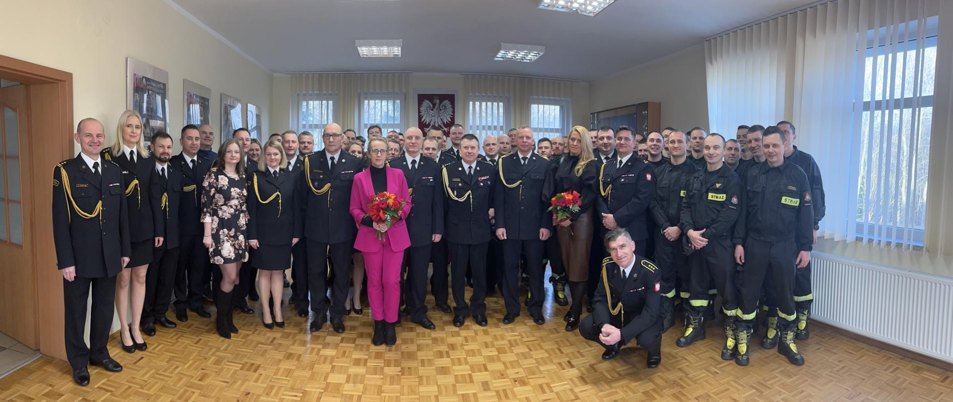 Uroczysta zbiórka z okazji przejścia na zaopatrzenie emerytalne funkcjonariuszy. Zdjęcie grupowe